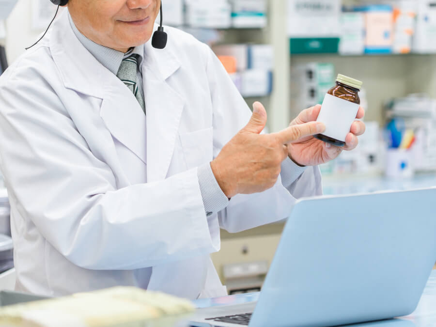 オンラインで薬の説明をする薬剤師