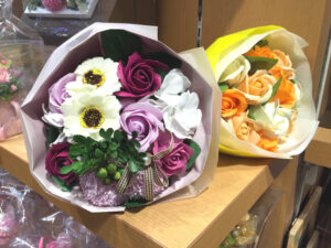 紫色とオレンジを基調とした花束