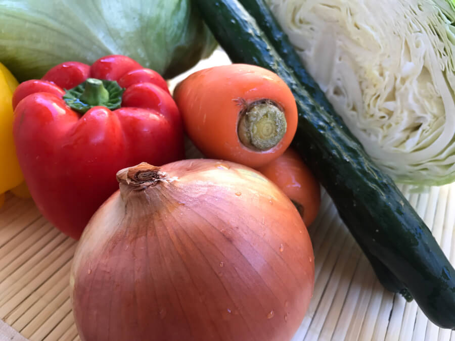 玉ねぎとパプリカを含む野菜